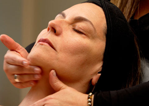 La Importancia de los Masajes Faciales